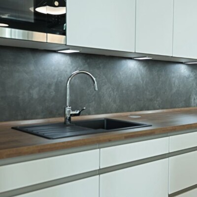 K&uuml;che mit marmoriertem Wanddesign