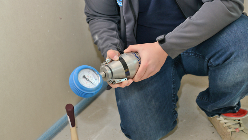 Das CM-Gerät wird nun zwei Minuten lang kräftig geschüttelt. Fünf Minuten nach Verschließen des CM-Gerätes wird erneut für eine Minute aufgeschüttelt. Nach zehn Minuten wird noch einmal kurz aufgeschüttelt und anschließend der entsprechende CM-Wert abgelesen und ins Protokoll übertragen.