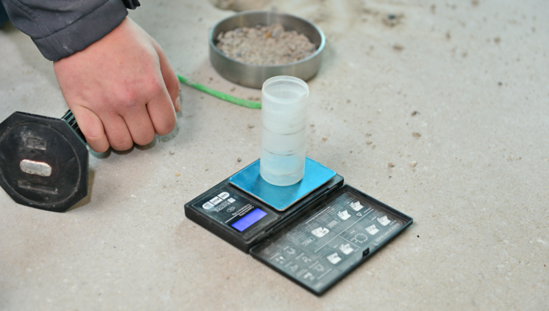 Bei Zementestrichen werden standardmäßig 50g des Prüfguts zusammen mit den Stahlkugeln in das CM-Gerät überführt. Anschließend wird vorsichtig eine Calciumcarbid Glasampulle hinzugegeben und das CM-Gerät verschlossen.