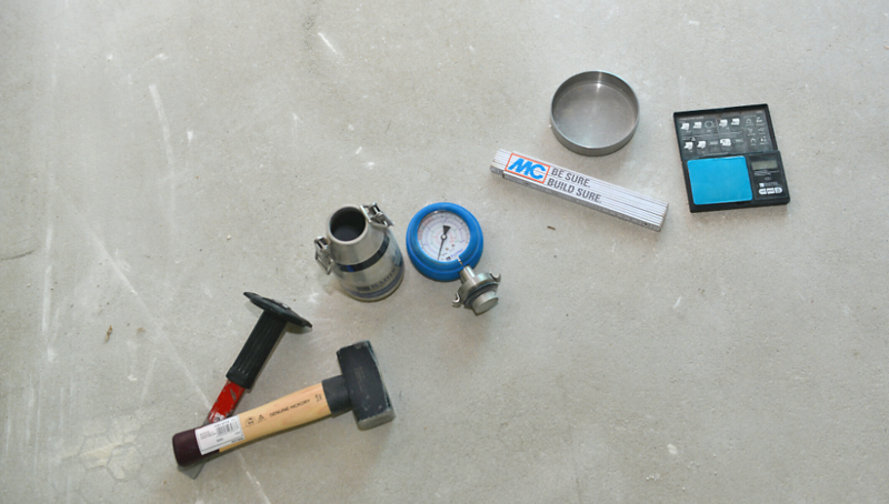 Diese Materialien werden für eine CM-Messung benötigt (Calciumcarbid Ampulle, Prüfgut und Stahlkugeln befinden sich bereits in der CM-Flasche).