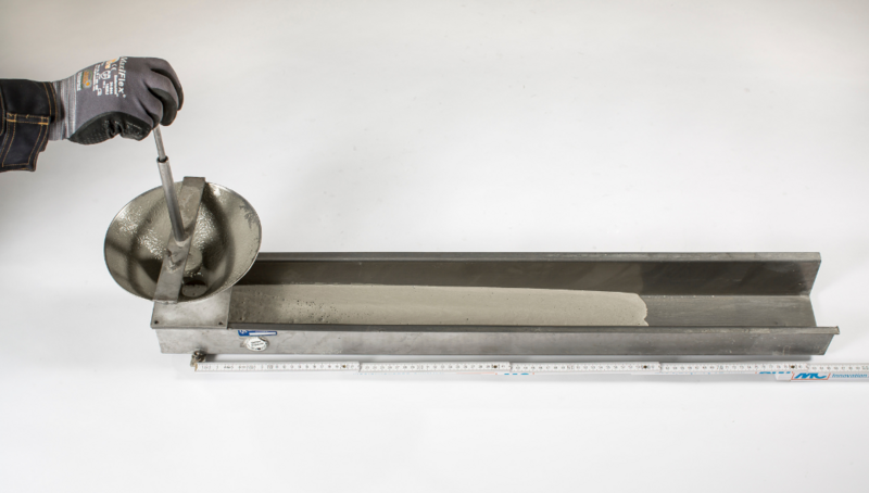 Messung des Fließmaß für Vergussmörtel mittels einer Fließrinne.