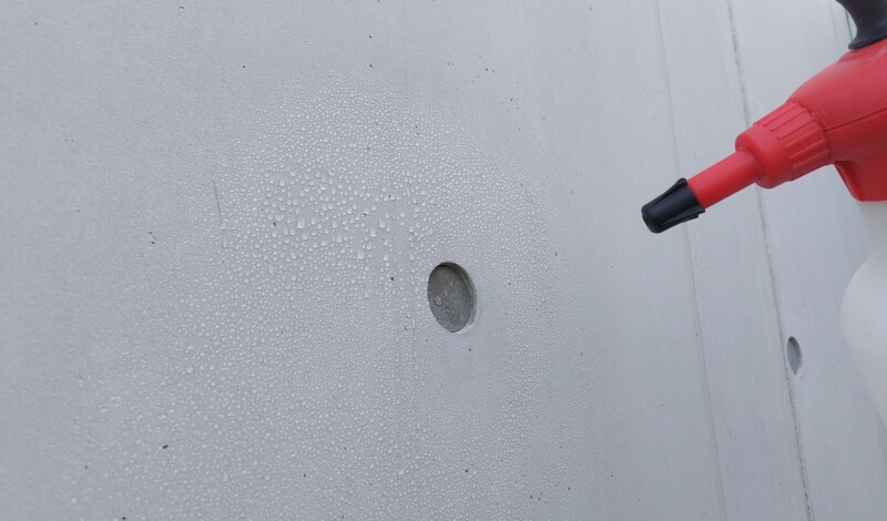 Die Oberfl&auml;che weist in der Regel einen charakteristischen Perleffekt auf.