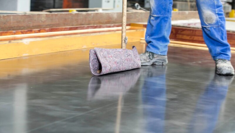 Die Schalungsoberfläche wird nachgewischt.