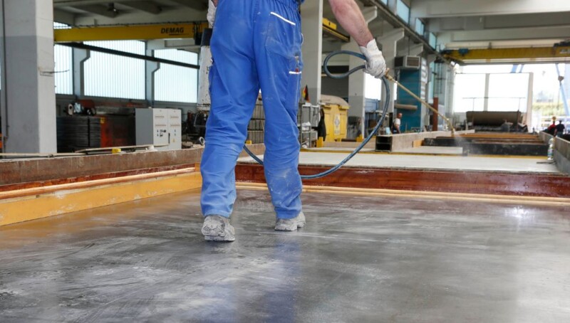 Betontrennmittel wird aufgetragen.