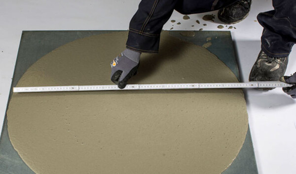 Kreis aus vergossenem Beton wird ausgemessen