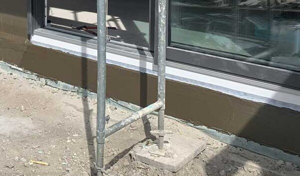 Nahaufnahme einer Baustelle, bei der mit MC-Proof 600 Xtra abgedichtet wurde