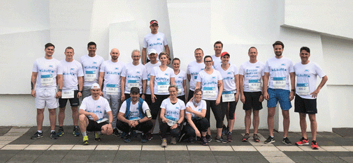 Das traditionelle Gruppenfoto vor dem Start am Musiktheater in Gelsenkirchen in der Nähe des Start-Ziel-Bereichs zeigt alle MC-Teilnehmer des diesjährigen VIVAWEST Marathon.