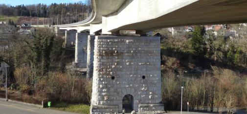 Nach der Begehung der Brücke informierten  Fachreferenten über das herausfordernde Bau- und Instandsetzungsprojekt vor über 20 Jahren.