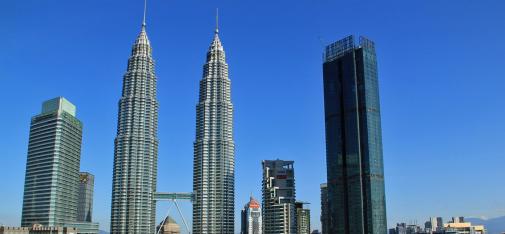 Der 343 Meter hohe Wolkenkratzer des Four Seasons Place liegt in unmittelbarer Nähe zu den bekannten Petronas Towers und wird mit 77 Stockwerken das zweithöchste Gebäude der Stadt sein.