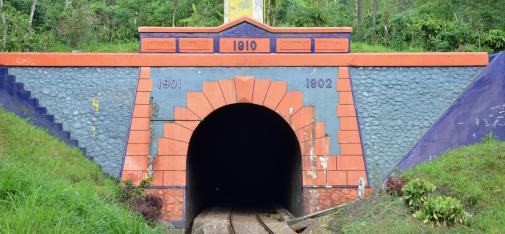 Bei der Vergelung des Mrawan Eisenbahntunnels musste hinter den gemauerten, 90 cm dicken Steinbogen injiziert werden. 