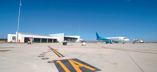Blick auf die Roll- und Hangarbahnen des Flughafens Brisbane West Wellcamp Airport in Australien. Sie wurden mit dem Geopolymerbeton „Earth Friendly Concrete“ der Firma WAGNERS und Zusatzmitteln der MC gebaut.