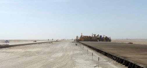 Bau der Start- und Landebahn bei extrem hohen Temperaturen am Flughafen Dashoguz, Turkmenistan, bei der die MC Ukraine als Zulieferer von Zusatzmitteln gewählt wurde.