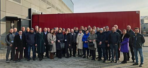 Gruppenbild der ukrainischen Teilnehmer des Fachseminars vor dem neuen Hauptgebäude der MC-Bauchemie in Bottrop. 