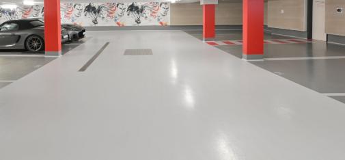 Sicht auf die kunstvoll gestaltete Tiefgarage mit Darstellungen von Comic-Superhelden an den Wänden.