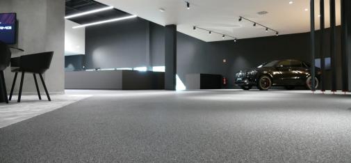 Blick auf den Boden des AMG Performance Centers in Essen, dessen Estrich 2022 mit dem Schnellzement MC-Floor TurboCem hergestellt wurde.