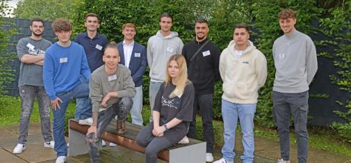Die neuen Azubis der MC-Bauchemie, hintere Reihe stehend v.l.n.r.: Robin Smit (Fachkraft für Lagerlogistik), Niels Fabian Bagsik (Industriekaufmann), Nico Neumann (Industriekaufmann), Elias Scholz (Produktionsfachkraft Chemie), Mertcan Özev (Produktionsfachkraft Chemie), Mehmet Ali Güler (Produktionsfachkraft Chemie), Phillip Doliwa (Fachinformatiker für Systemintegration); vordere Reihe sitzend v.l.n.r.: Luca Leander Wowra (Chemielaborant), Robin Trojan (Chemikant) und Kim Leoni Buchholz (Lacklaborantin).