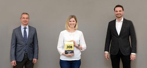 MC-Bauchemie erhält nach 2018 zum zweiten Mal das Top Job-Arbeitgebersiegel (von links nach rechts): Christoph Hemming (Head of HR), Anna Kaja (HR-Personalreferentin) und Nicolaus M. Müller (Geschäftsführer MC-Bauchemie) präsentieren gemeinsam den Award. Sigmar Gabriel, Ex-Vizekanzler und Schirmherr des bundesweiten Unternehmensvergleichs, würdigte in seiner Laudation die gute Mitarbeiterentwicklung und die guten Mitarbeiterperspektiven sowie die wertschätzende Unternehmenskultur und Kommunikation des weltweit tätigen Bauchemieherstellers.