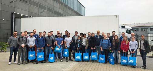 Gruppenbild mit den Masterstudenten des Lehrstuhls für Tunnelbau, Leitungsbau und Baubetrieb der Ruhr-Universität Bochum vor dem neuen Hauptgebäude der MC-Bauchemie in Bottrop.