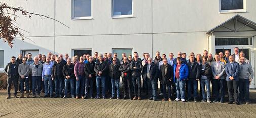 3. ombran Erfahrungsaustausch: Gruppenbild der Teilnehmer vor dem Ausbildungs- und Schulungszentrum der MC-Bauchemie in Bottrop.