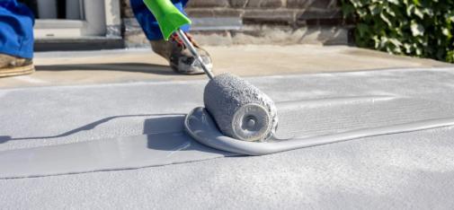 Das hochflexible Abdichtungssystem MC-DUR TopSpeed flex plus ist feuchteverträglich im Einbau, UV-beständig und lässt sich bei Temperaturen von 2 °C – 35 °C verarbeiten.