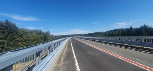 Blick auf die fertige Talbrücke