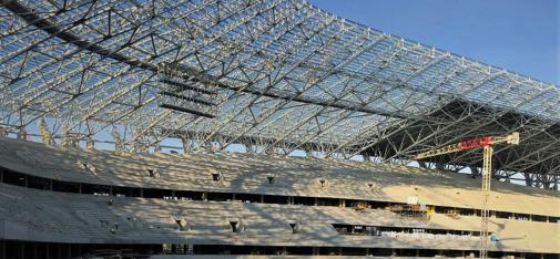 Blick auf die Ränge des Neuen Puskás-Stadions in Budapest. Dort wurden 15.000 m² Bodenfläche auf den Tribünen mit MC-DUR TopSpeed flex, der flexibilisierten Rollbeschichtung mit rissüberbrückenden Eigenschaften, ausgeführt.