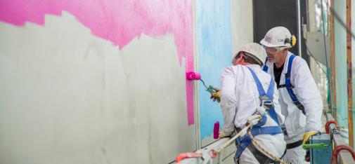 Die von Künstler Martin Heuwold genau nach Plan an das Gebäude vorgezeichneten Bauklotz-Motive wurden anschließend Schritt für Schritt in den sechs Covestro-Farben und verschiedenen Farbschattierungen ausgemalt. © Fotos: Covestro AG; Künstler: Martin Heuwold