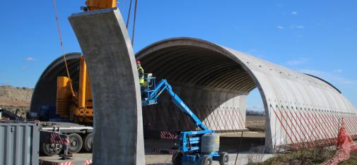 Bau einer grünen Brücke, die Tieren als Hilfsmittel dienen soll, um die in Zukunft stark befahrene Straße gefahrlos überqueren zu können.