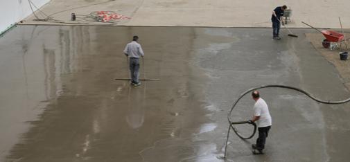 Der fließfähige, einkomponentige, zementgebundene Bodenbelag MC-Floor Screed 10 lässt sich leicht verarbeiten und ist auch in geringer Schichtstärke hoch belastbar.