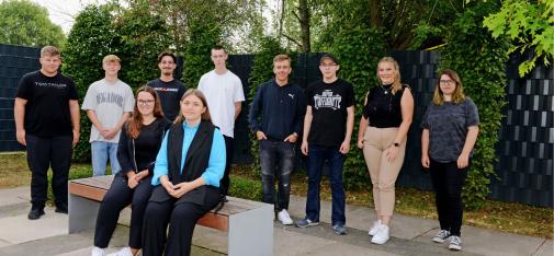 Die neuen Azubis der MC-Bauchemie beim traditionellen Gruppenbild vor dem Ausbildungs- und Trainingszentrum der MC-Bauchemie in Bottrop, stehend v.l.n.r.: Dean Jansen (Produktionsfachkraft Chemie), Neal Rosrodowski (Produktionsfachkraft Chemie), Timon Reiser (Industriekaufmann), Simon Sandmeier (Lacklaborant), Julian Offel (Produktionsfachkraft Chemie), Joel Pchalek (Fachkraft für Lagerlogistik), Melissa Brand (Industriekauffrau) und Alina Althoff (Chemielaborantin); sitzend v.l.n.r.: Alexandra Neu (Industriekauffrau) und Gülsüm Kutluk (Industriekauffrau). 