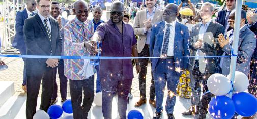 Francis Asenso-Boakye (Bildmitte), der Minister für Bau- und Wohnungswesen in Ghana, durchschneidet das blaue Band und eröffnet offiziell den neuen Standort der MC-Bauchemie Ghana in Accra.