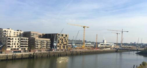 Das Gebäude des Campus Futura (links), die Baustellen rechts sind die sogenannten Creative Blocks.