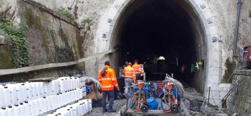 Die Abdichtung des Tunnels erfolgte mit einer Schleierinjektion mit dem weich-elastisch abdichtenden Hydrostrukturharz MC-Injekt GL-95 TR.