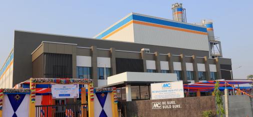 Ansicht des neuen Fabrikgebäudes der MC-Bauchemie India in Halol. 