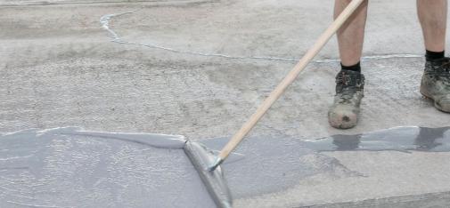 Für einen optimalen Verbund zum Untergrund ist eine Kratzspachtelung auszuführen. Hierzu wird MC-Proof SLM mit einem Gummischieber scharf über den Untergrund gezogen. 