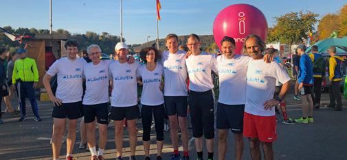 Das Gruppenfoto der beiden Staffeln der MC-Bauchemie vor dem Start beim innogy Marathon am Ufer des Baldeneysees. 