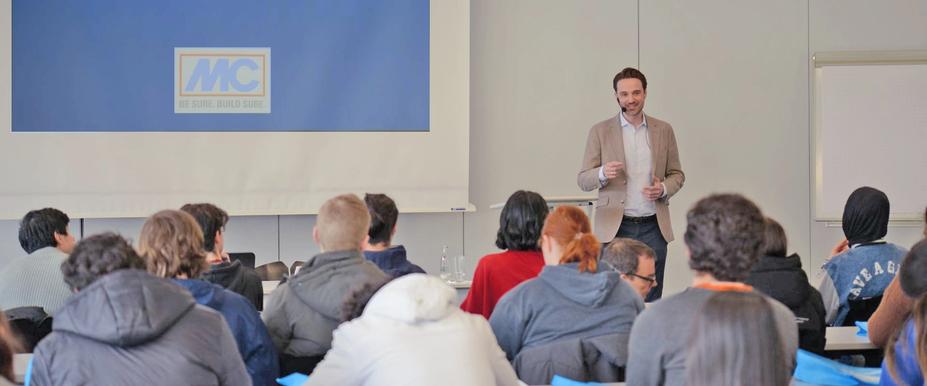 Geschäftsführer Nicolaus M. Müller stellte sich den vielen Fragen der Schülerinnen und Schülern.