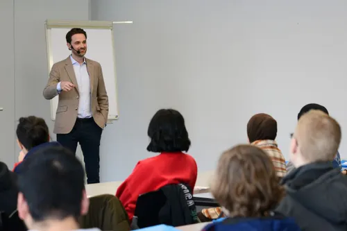 Geschäftsführer Nicolaus M. Müller stellte sich den vielen Fragen der Schülerinnen und Schülern.