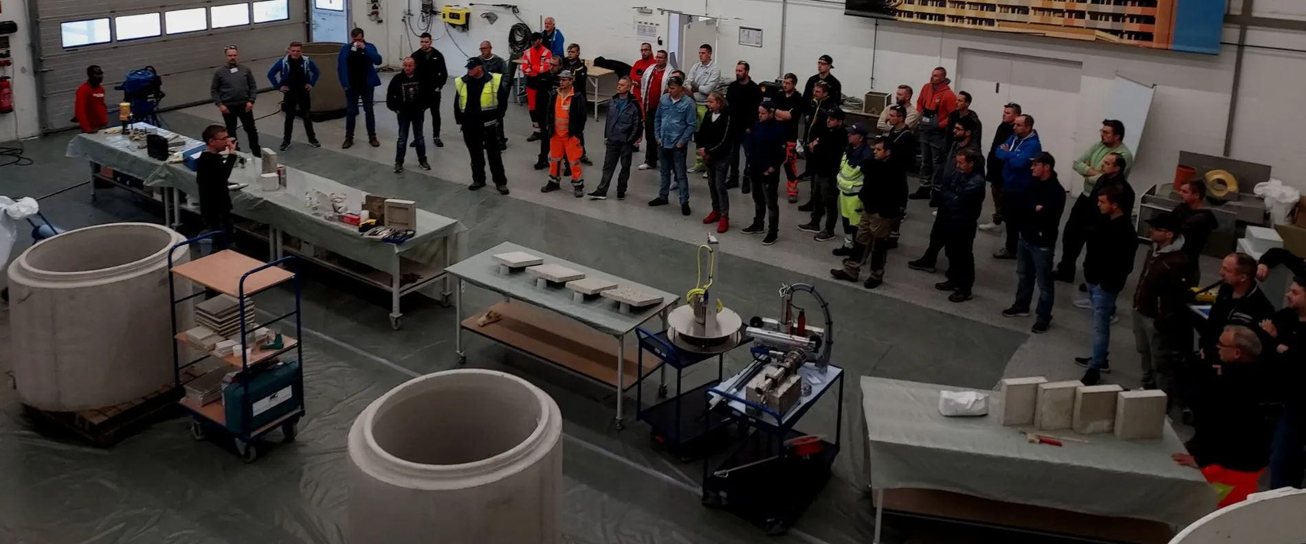 Teilnehmer des CROM-Anwenderlehrgangs in der Deminarhalle der MC-Bauchemie in Bottrop