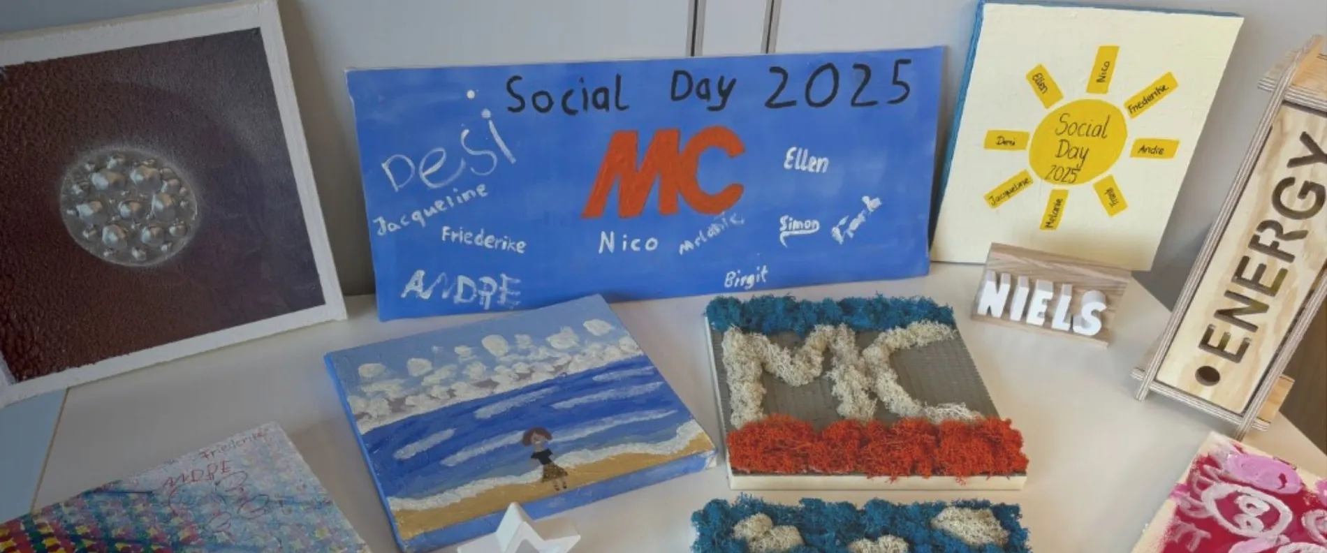 Die kreativen Ergebnisse des Social Days liegen auf einem Tisch.