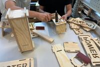 Getränkehalter aus Holz werden gefertigt.