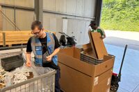 Zwei Personen arbeiten im Lager.