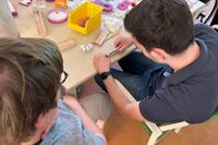 Zwei Personen arbeiten gemeinsam mit Keramik.