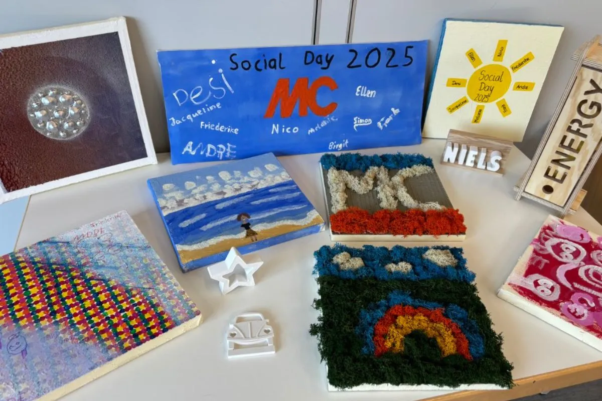 Bunte Bilder liegen auf einem Tisch.