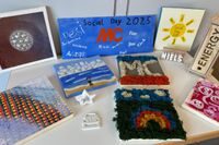 Bunte Bilder liegen auf einem Tisch.