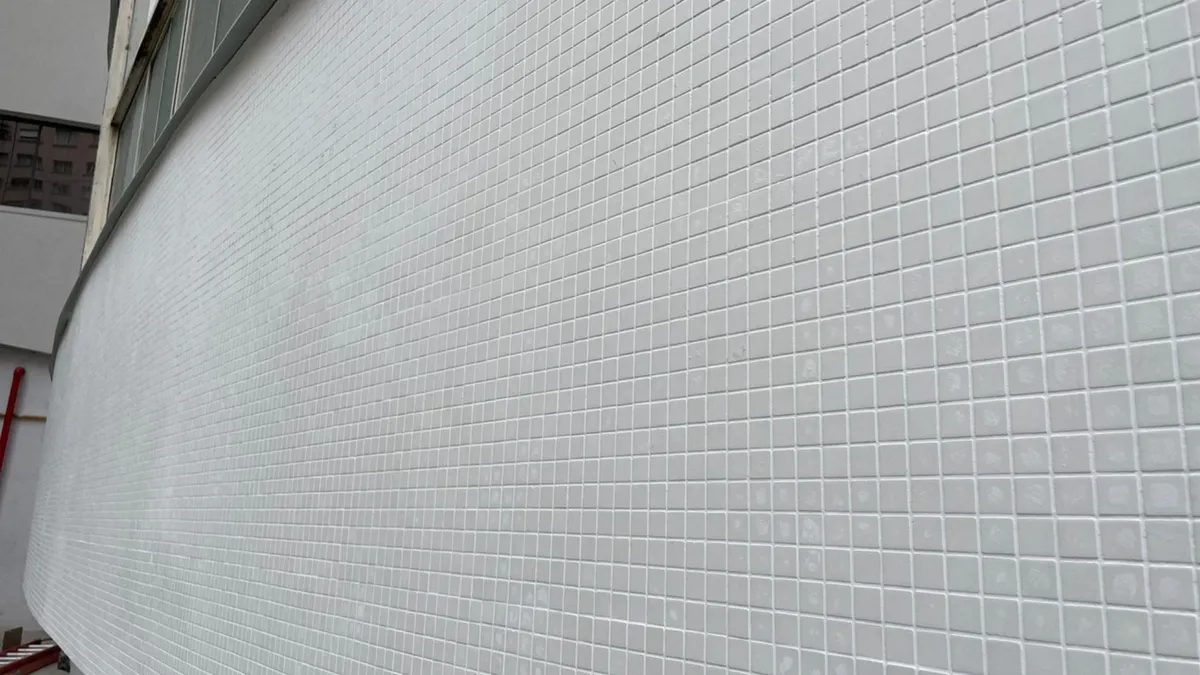 Nahaufnahme der Fliesenfassade