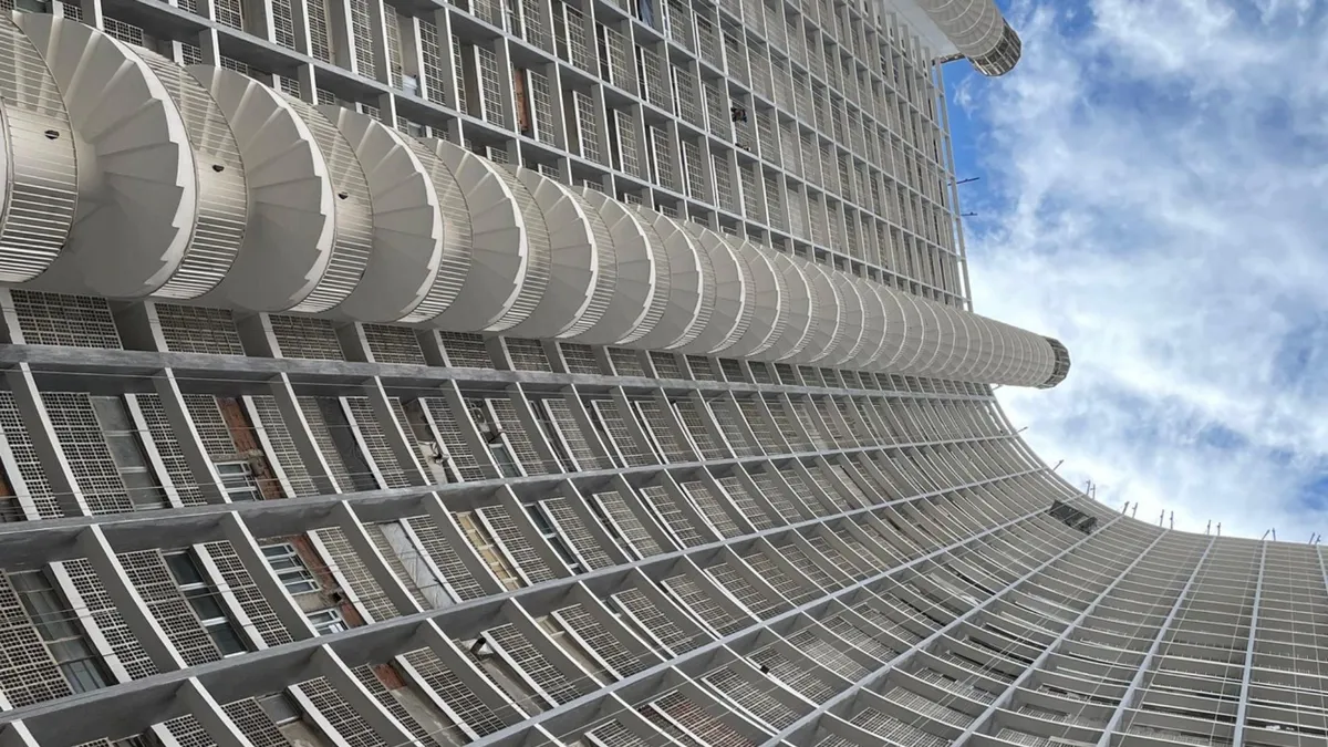 Blick von unten auf die spiralförmigen Treppen des Gebäudekomplexes