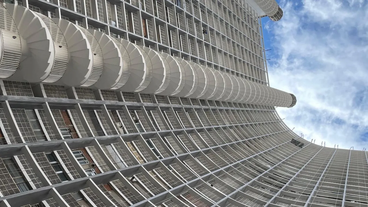 Blick von unten auf die spiralförmigen Treppen des Gebäudekomplexes