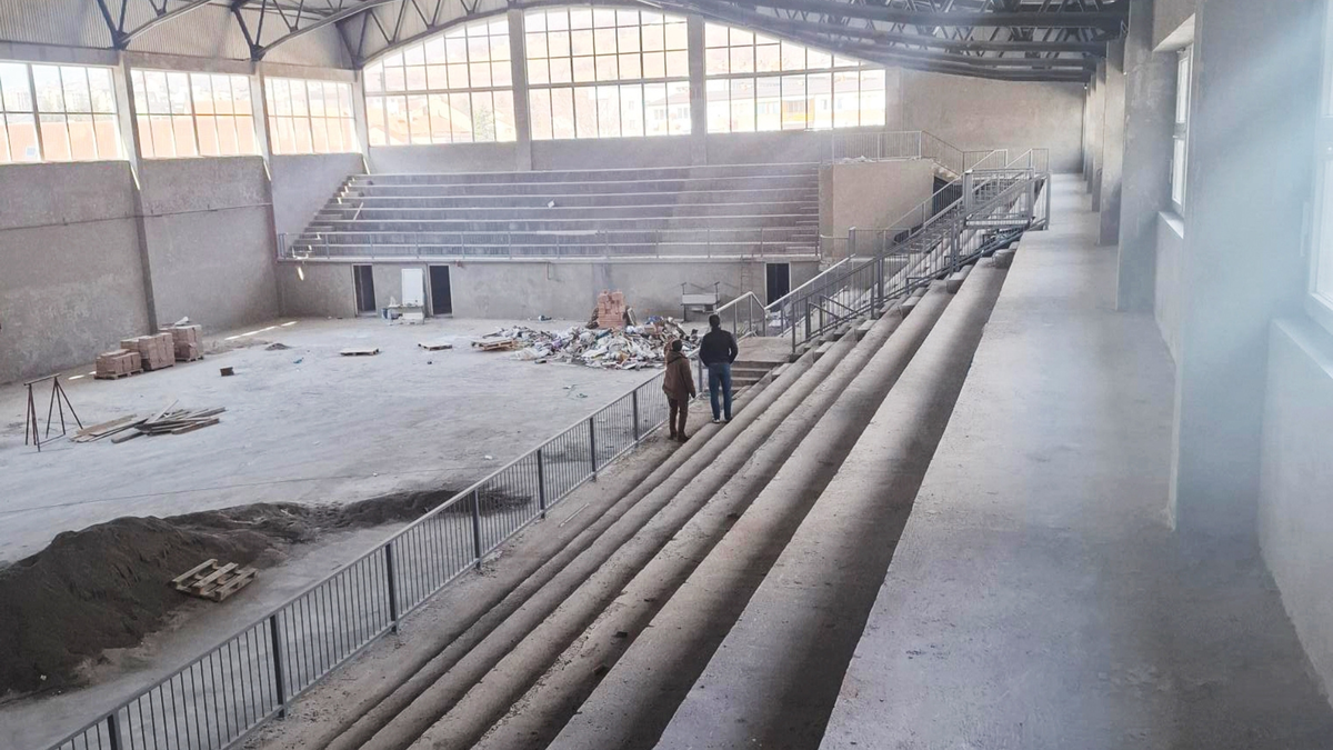 Sicht auf die Tribünenflächen in der Sporthalle
