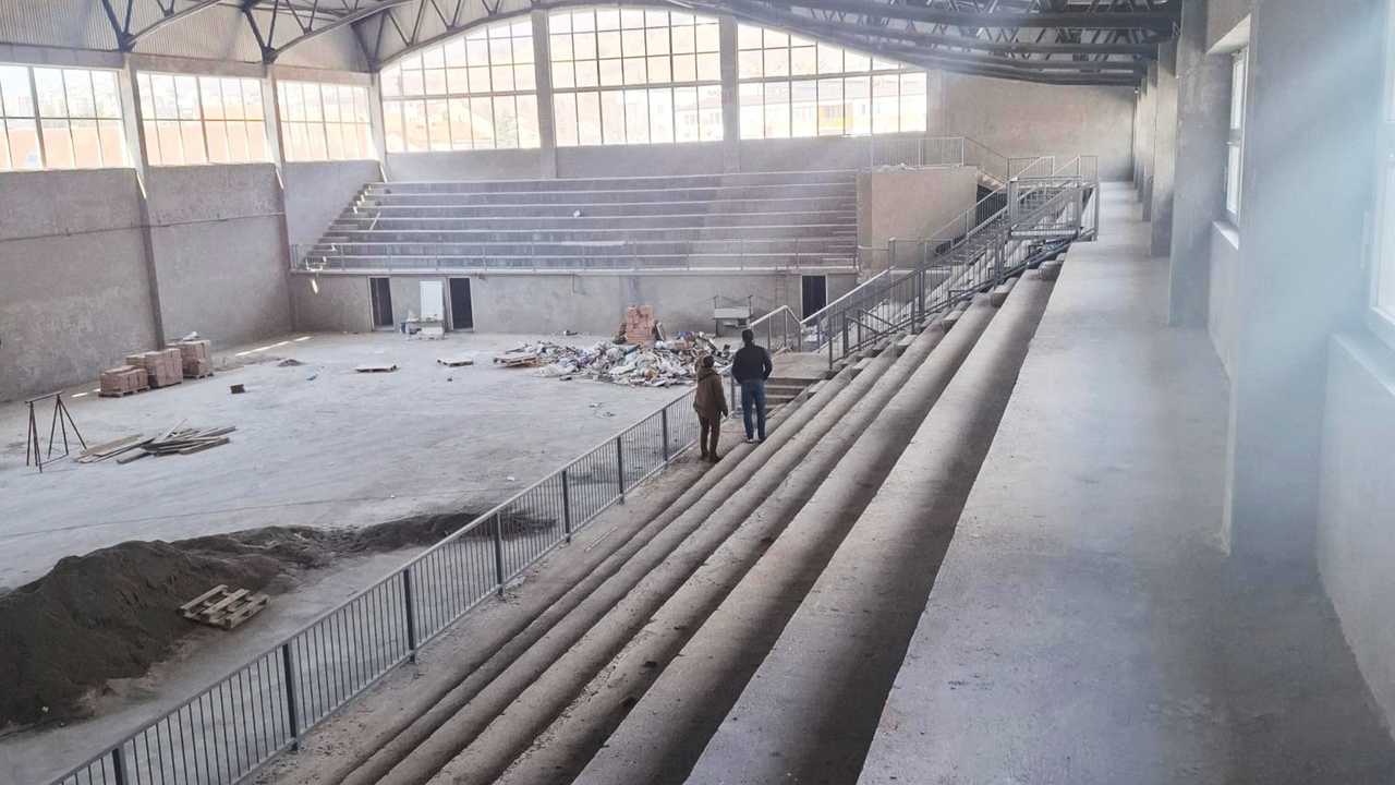 Sicht auf die Tribünenflächen in der Sporthalle